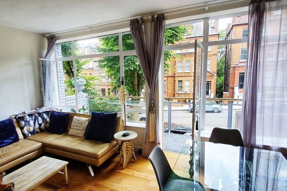 Photo of Livingroom in Frognal and Fitzjohns