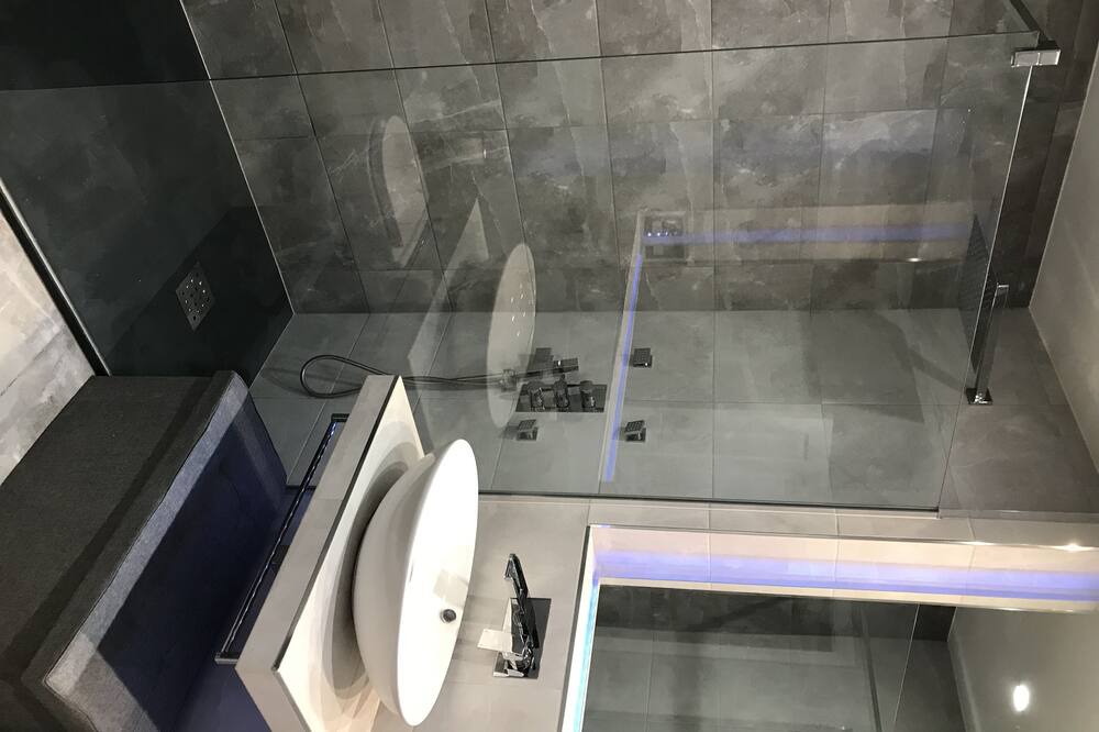 Photo of Bathroom in Courtfield