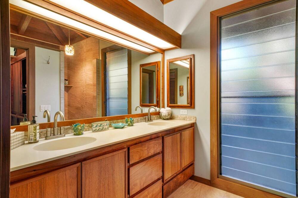 Photo of Bathroom in Kahaluu Bay