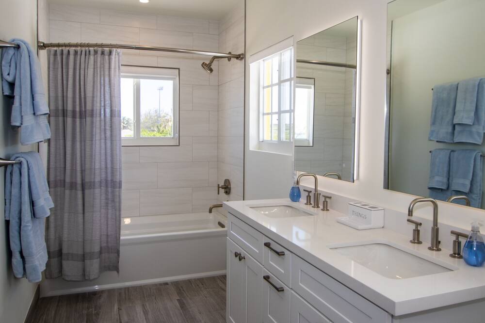 Photo of Bathroom in Tar Bay