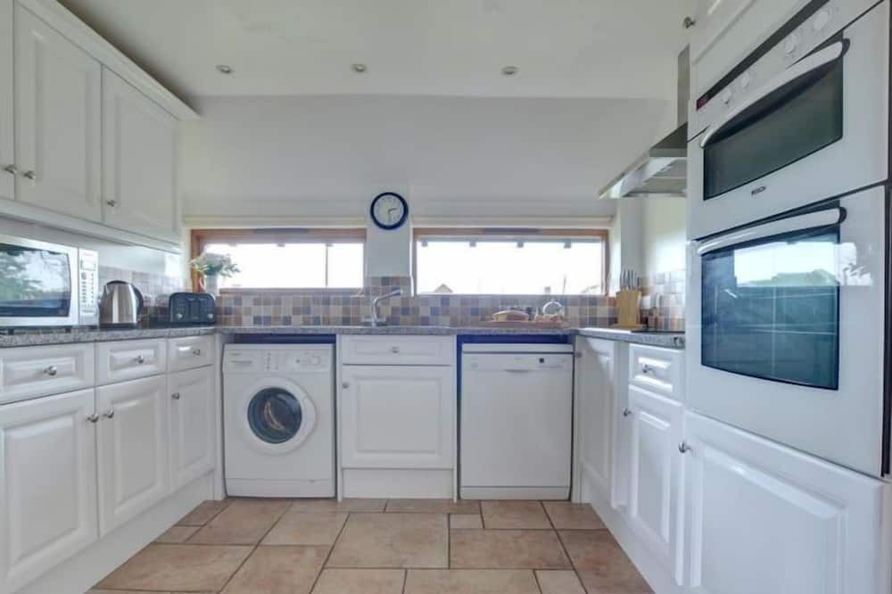 Photo of Kitchen in Ewhurst Green