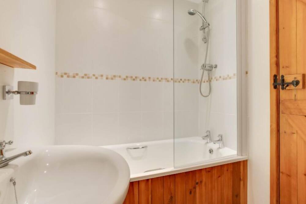Photo of Bathroom in Ewhurst Green