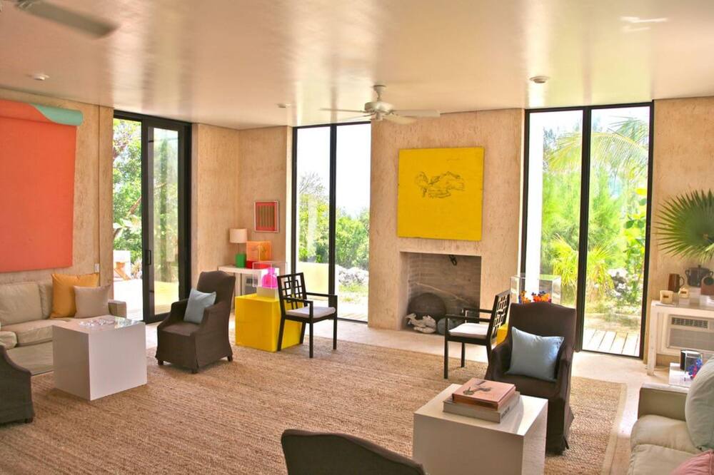 Photo of Livingroom in Savannah Sound