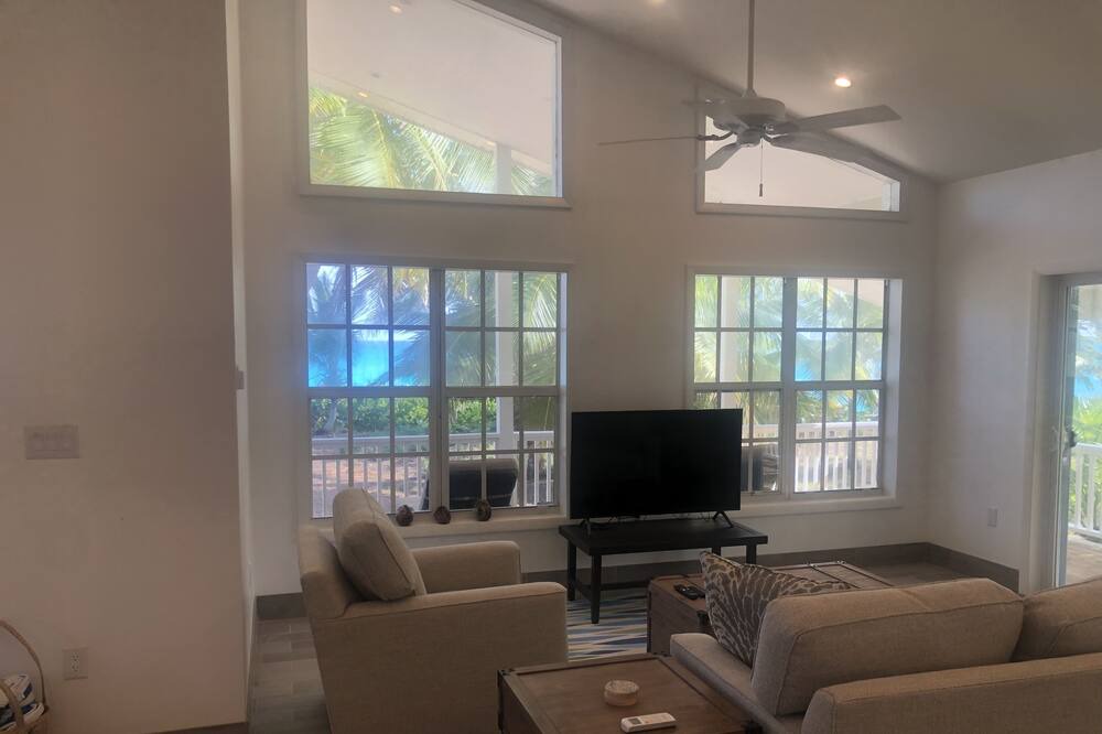 Photo of Livingroom in Farmer's Hill