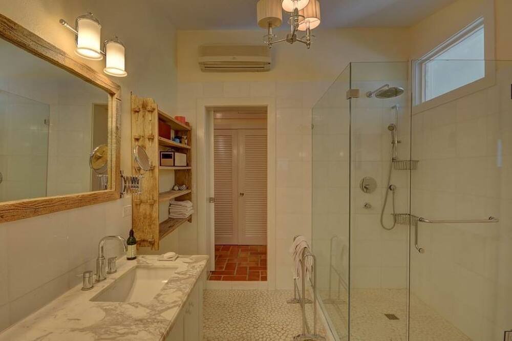 Photo of Bathroom in Nassau