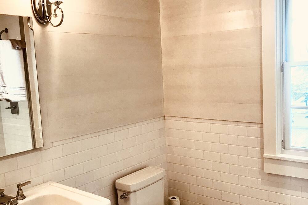 Photo of Bathroom in Dunmore Town