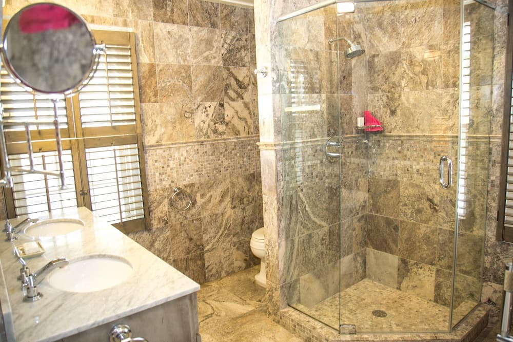 Photo of Bathroom in Dunmore Town