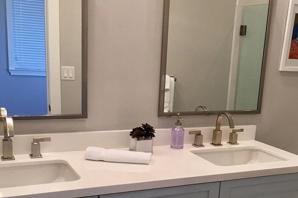 Photo of Bathroom in Staniel Cay