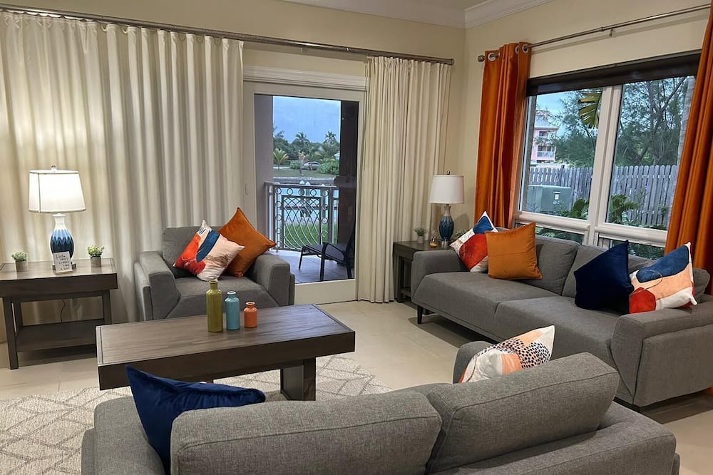 Photo of Livingroom in Bahamia West