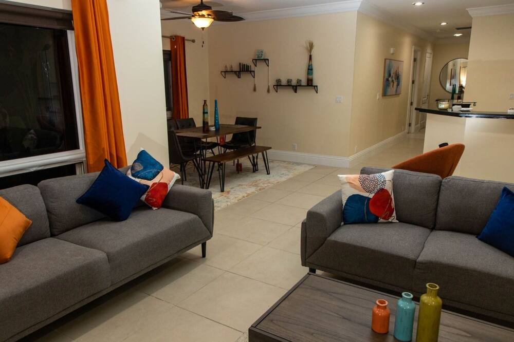 Photo of Livingroom in Bahamia West
