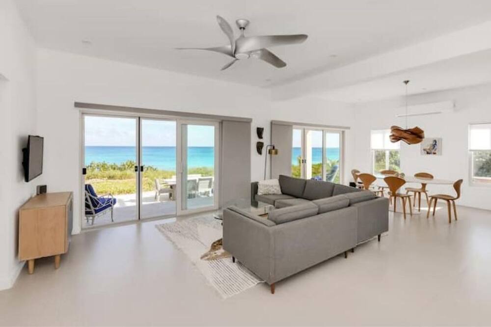 Photo of Livingroom in Farmer's Hill