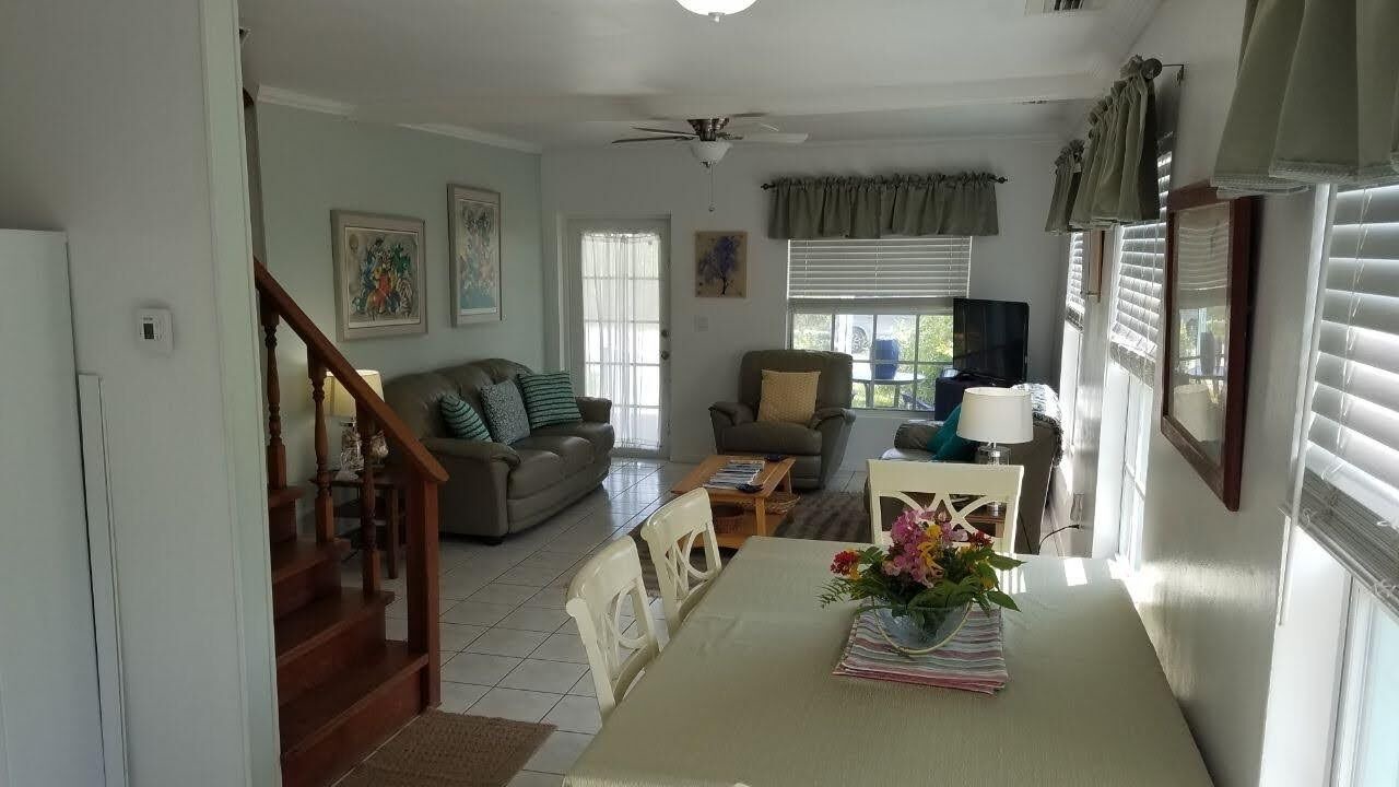 Photo of Livingroom in Cherokee Sound