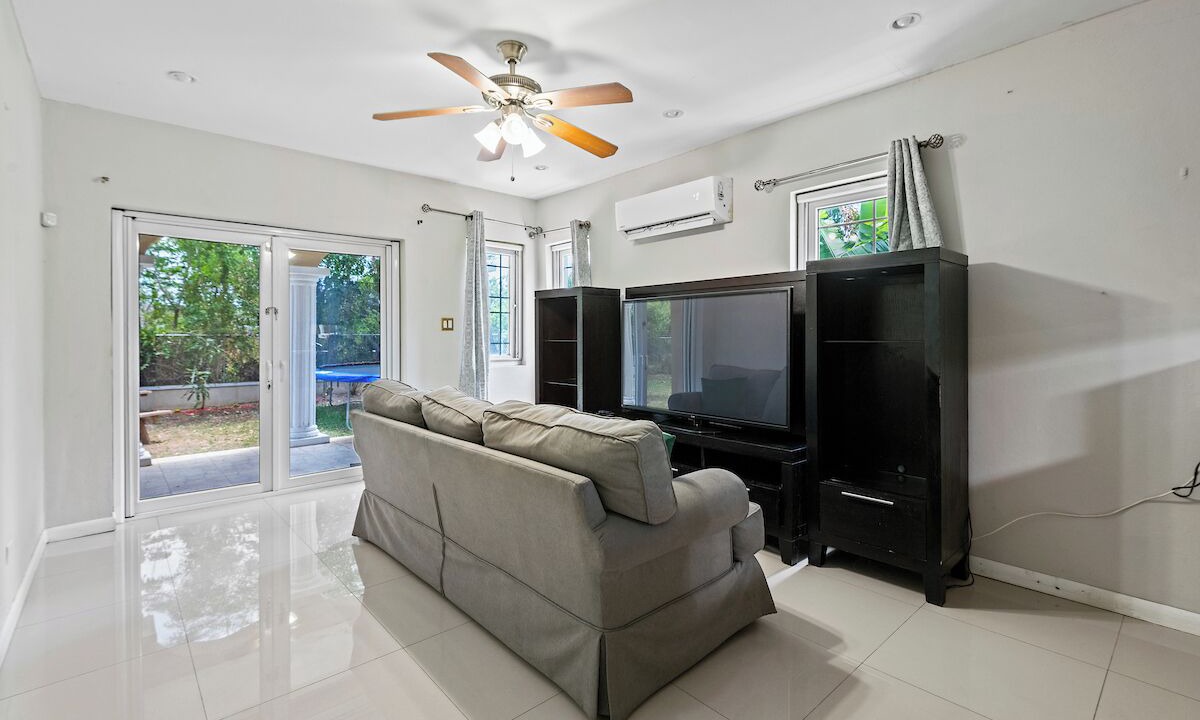 Photo of Livingroom in Nassau