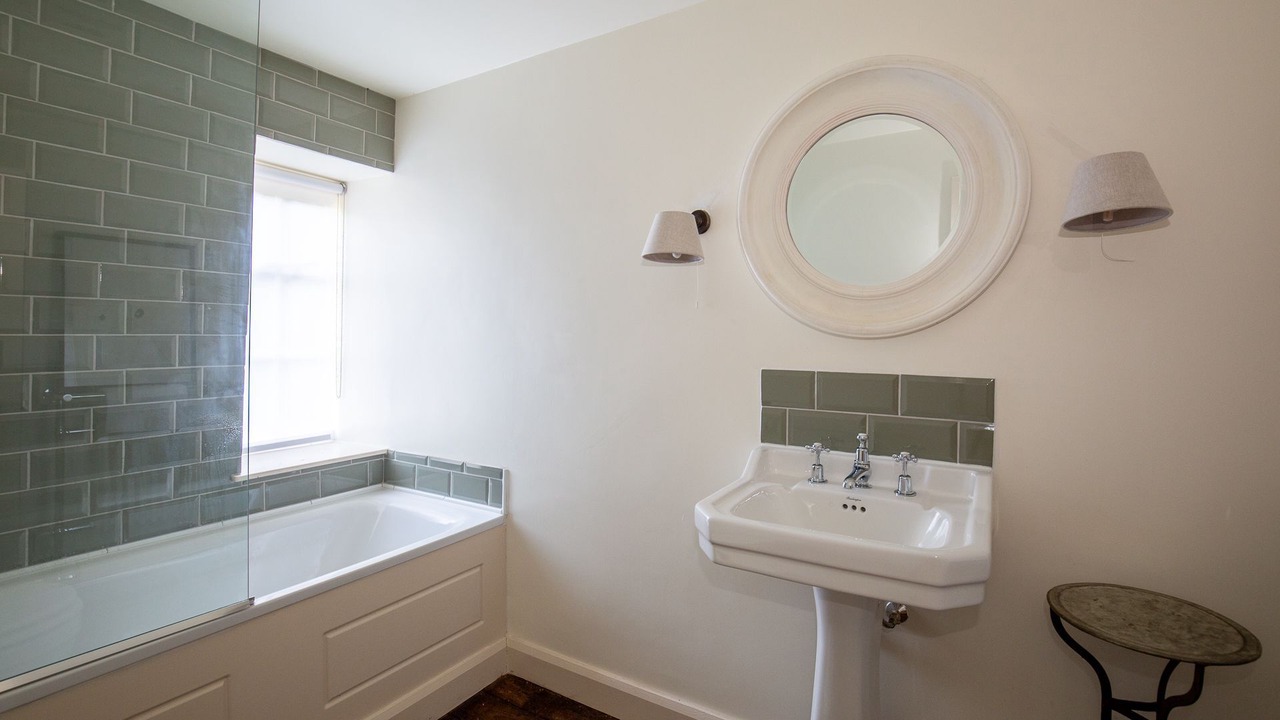 Photo of Bathroom in Temple Guiting