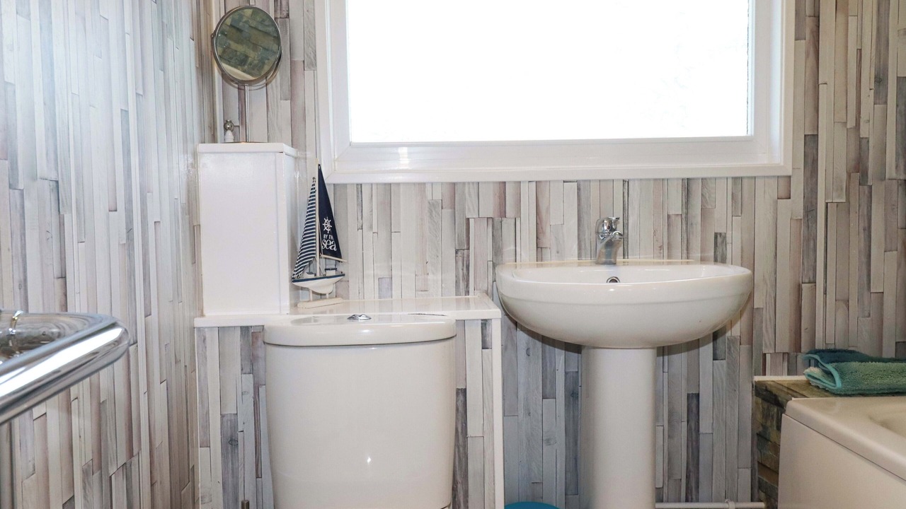 Photo of Bathroom in Tintagel