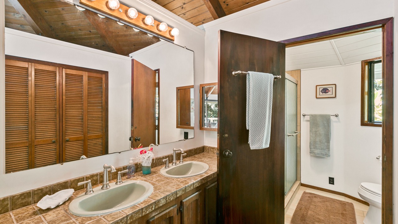 Photo of Bathroom in Wainiha