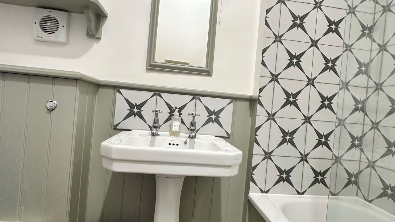 Photo of Bathroom in Temple Guiting