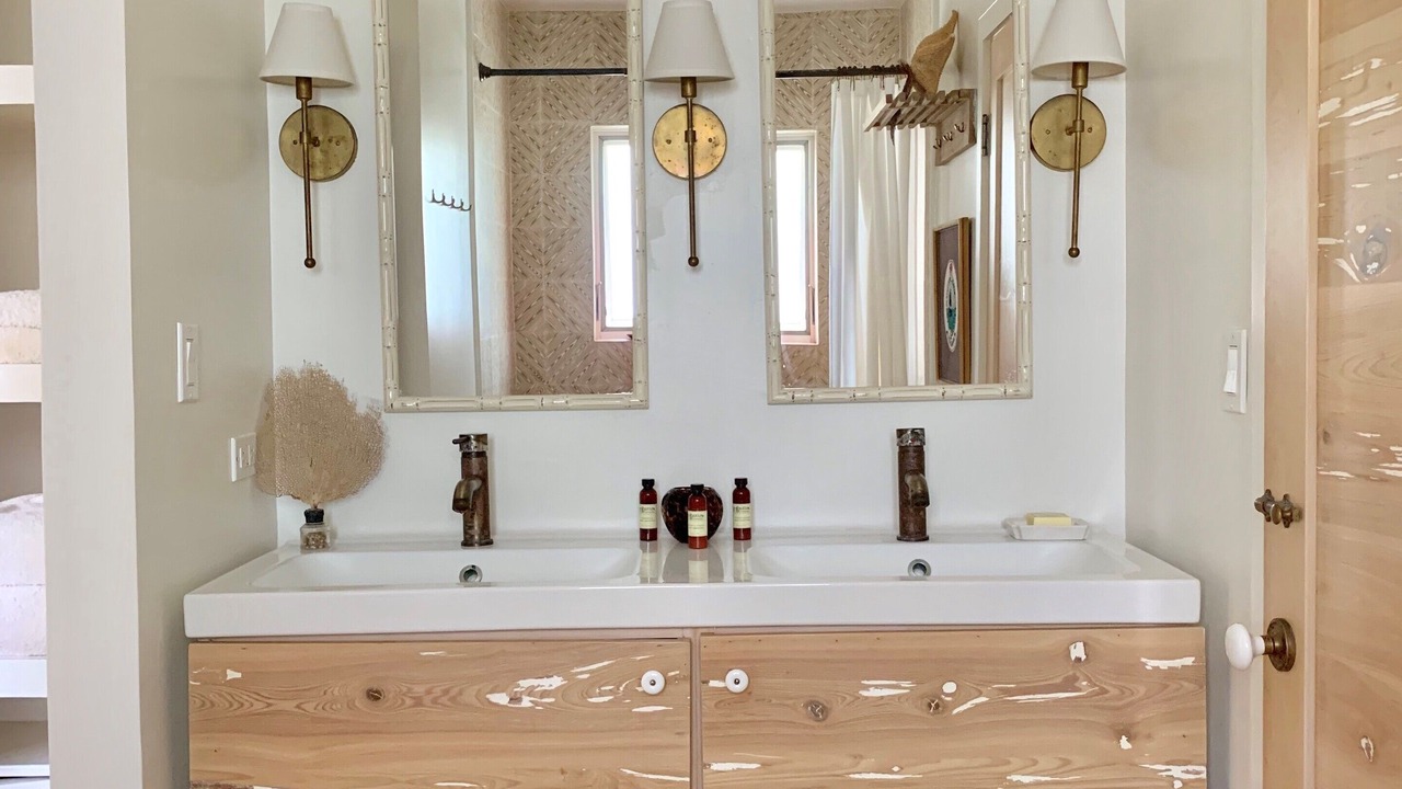 Photo of Bathroom in Dunmore Town