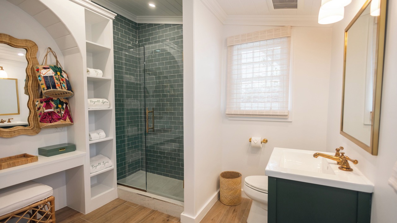 Photo of Bathroom in Dunmore Town
