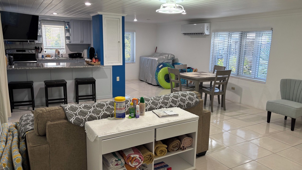 Photo of Livingroom in Staniel Cay