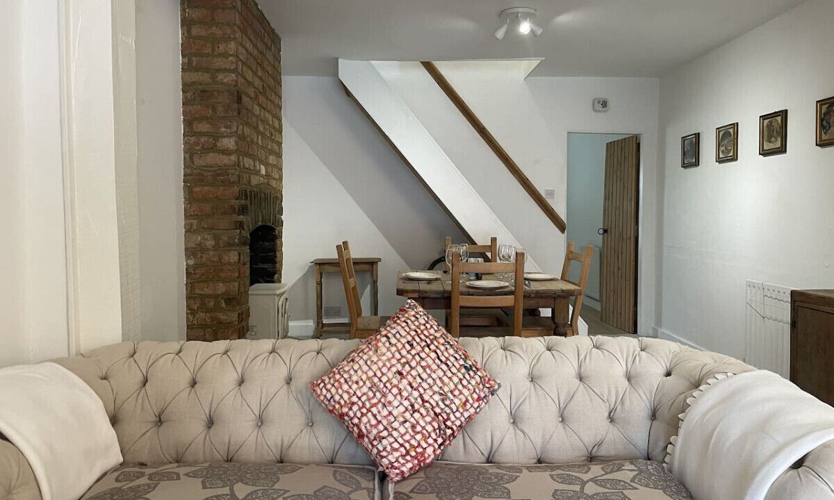 Photo of Livingroom in Farnborough and Crofton