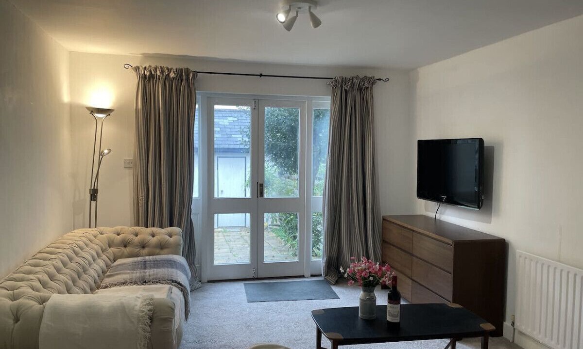 Photo of Livingroom in Farnborough and Crofton