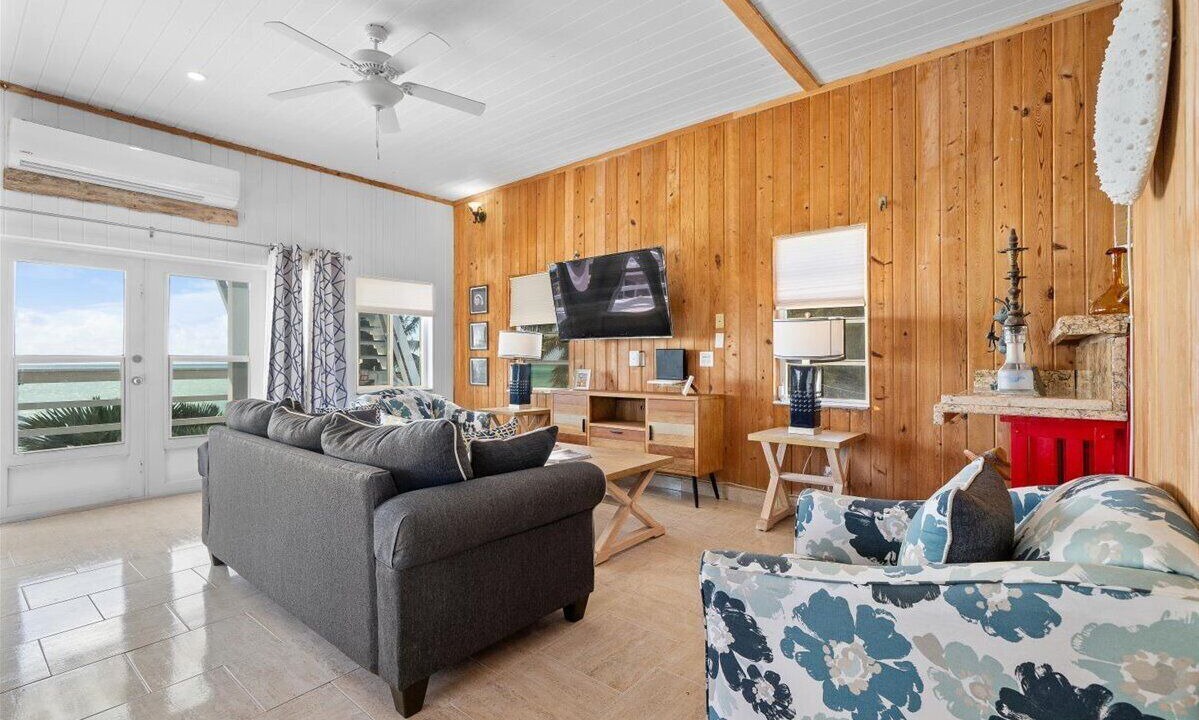 Photo of Livingroom in Bahama Palm Shores