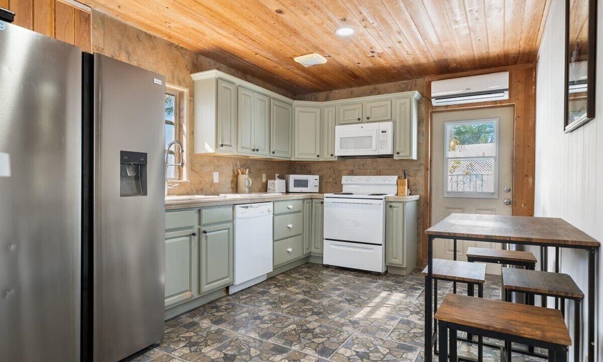 Photo of Kitchen in Bahama Palm Shores