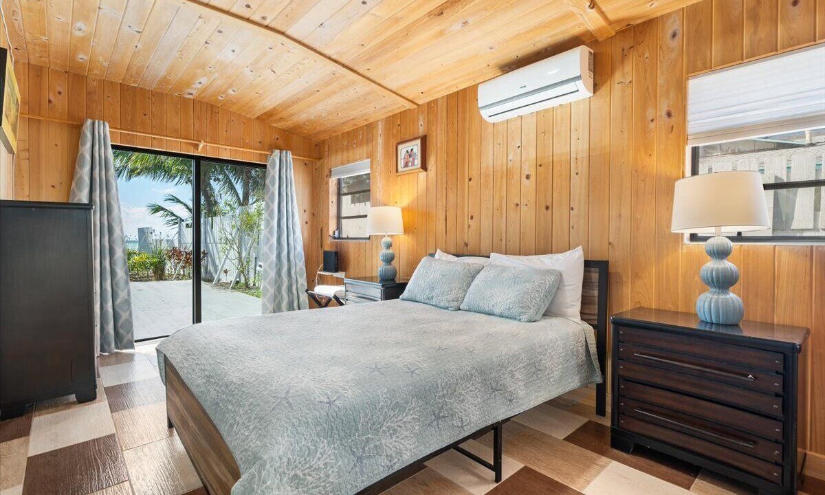 Photo of Bedroom in Bahama Palm Shores