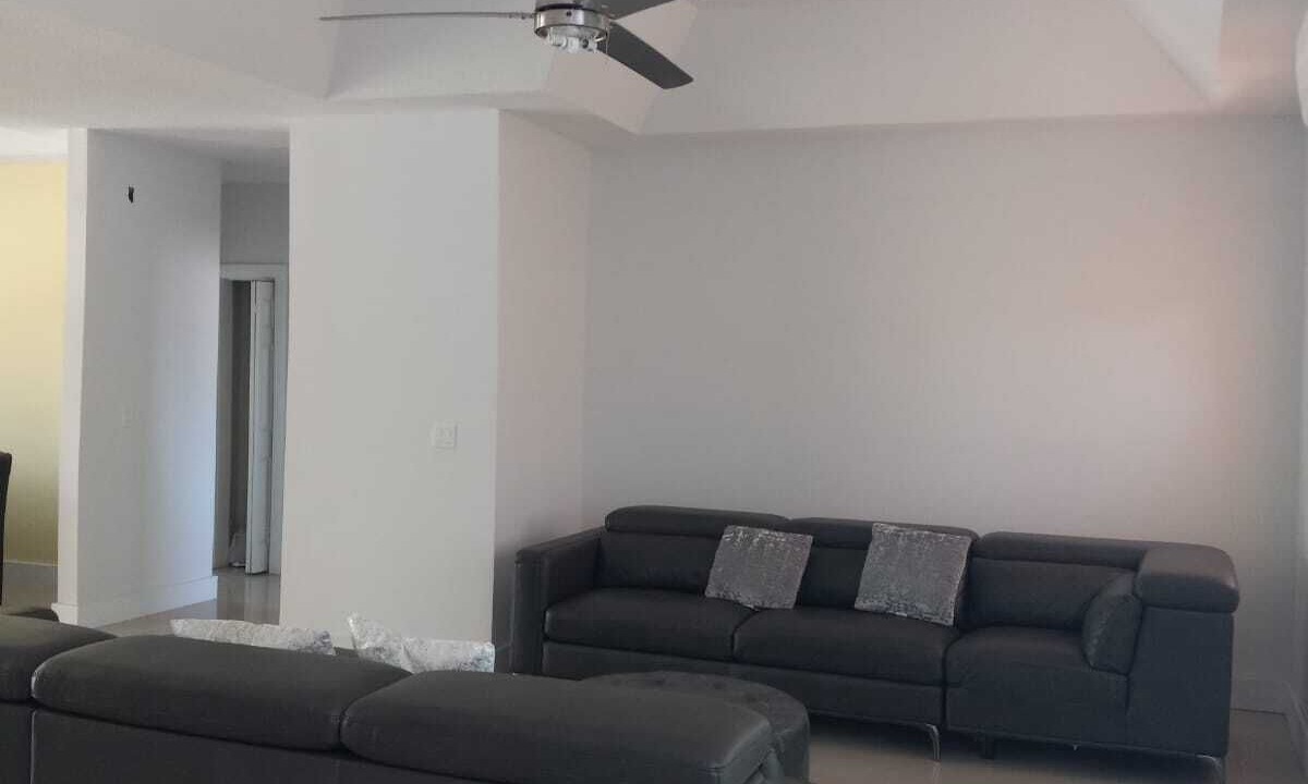 Photo of Livingroom in Royal Bahamian Estates