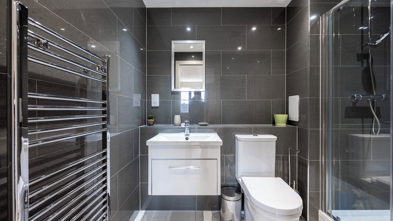 Photo of Bathroom in Island Gardens