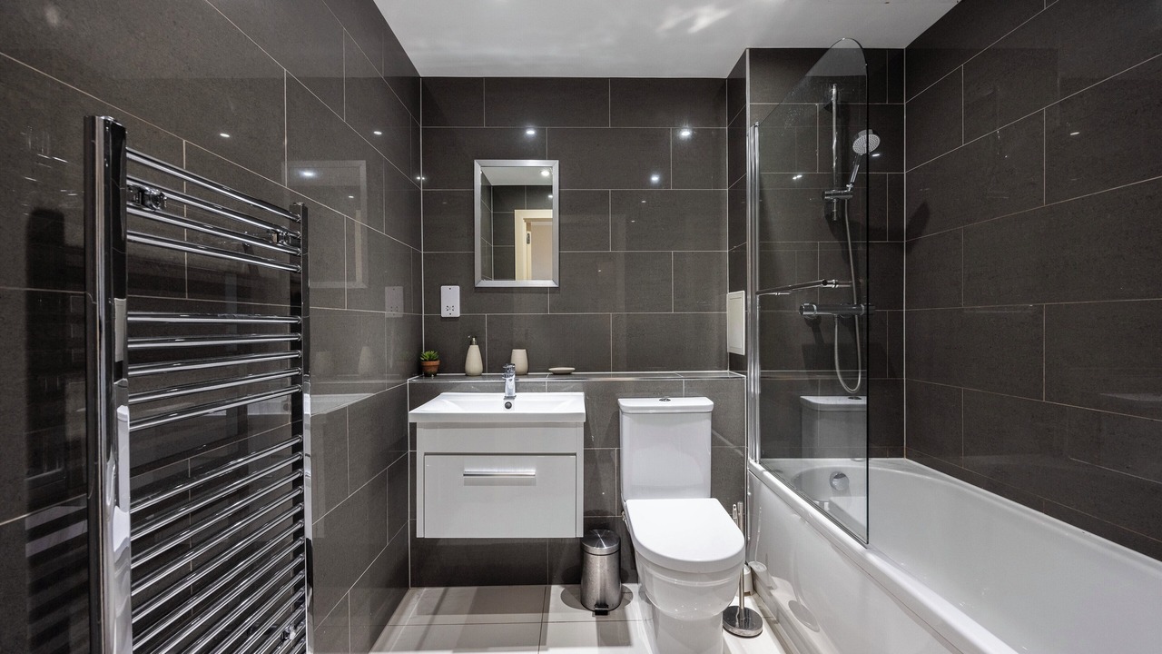 Photo of Bathroom in Island Gardens