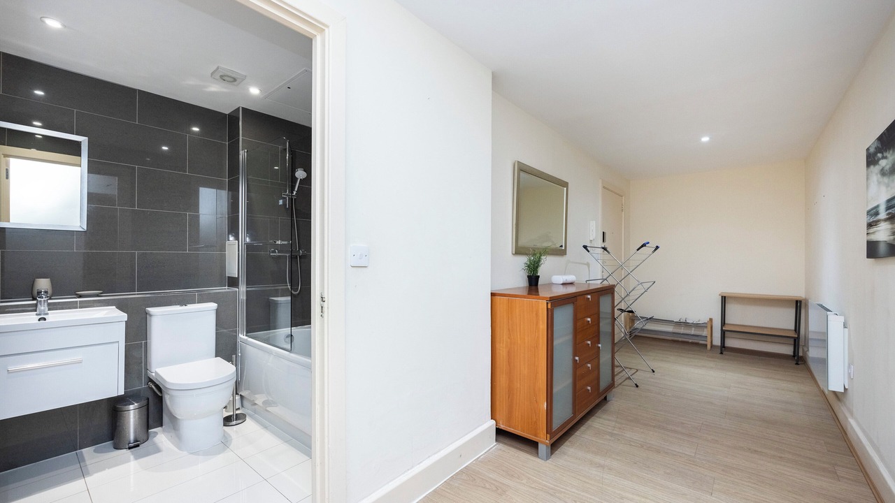 Photo of Bathroom in Island Gardens