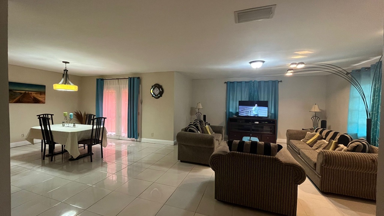 Photo of Livingroom in Bahamia West