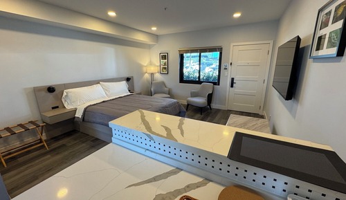 Signature Studio Suite, 1 Queen Bed, Kitchen, Canal View
