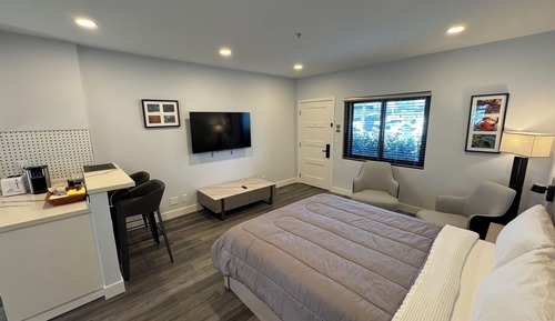Signature Studio Suite, 1 Queen Bed, Patio, Canal View