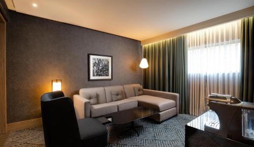 One-Bedroom King Suite - Lounge Access