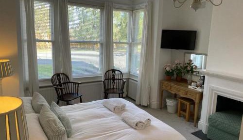 King Room with En Suite Shower
