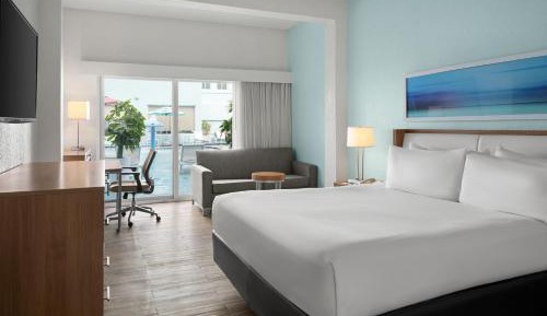 King Room with Pool Access