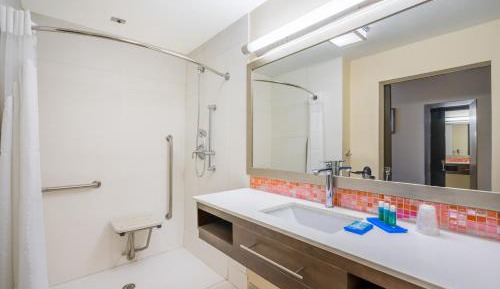 Standard Queen Room - Accessible