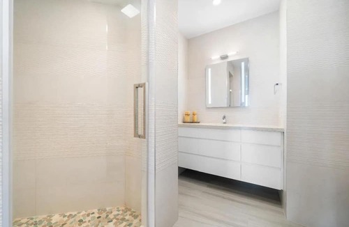 Nassau House | Perfect Getaway! Luxurious Modern Oceanfront Villa w/Pool + More @ Nassau