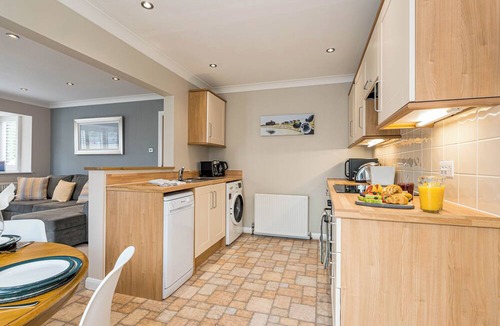 St Leonards Apartment | Spacious garden apartment, sleeps 3 w/ parking