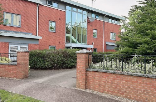Cambourne Apartment | 2 Bed Apartment - short and long term stay Balcony & Lakeview