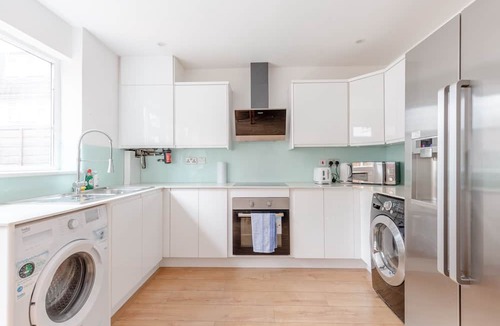 Custom House House | Spacious 4BD Home, near ExCel London!