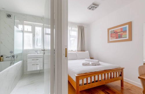 Custom House House | Spacious 4BD Home, near ExCel London!