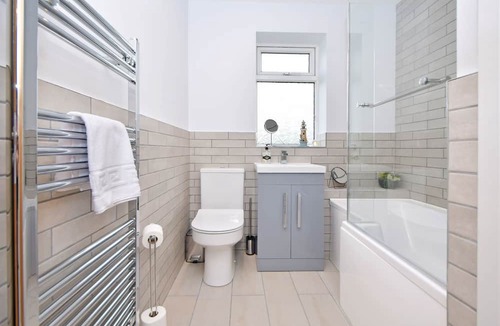 Burslem House | Lancaster House: A Charming 3-BR Home in the Heart of Norton Green