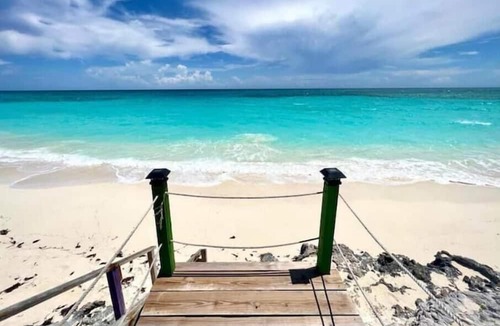 Farmer's Hill Apartment | Flamingo suite Ocean Front Exuma Palms Resort!