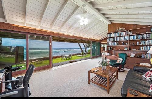 Waialee House | Oceanfront Paradise: 3BR3BA Residence with Stunning Views on Laniakea Beach Oahu