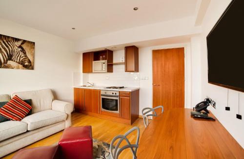 Courtfield Apartment | Charming Apartment in London with Jacuzzi