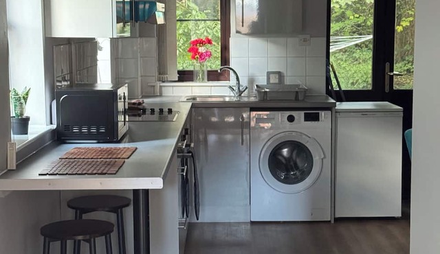 One bed ground floor apartment 2 mins walk from the Met line